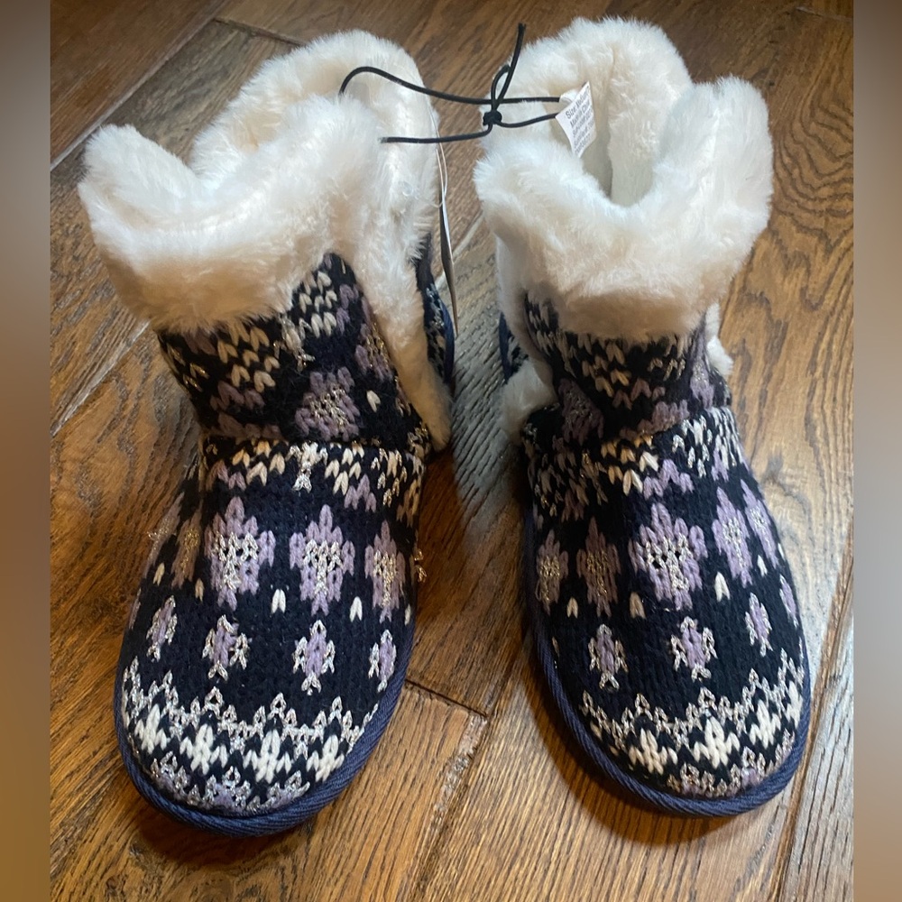 St John’s Bay slippers size M 7-8 NWT